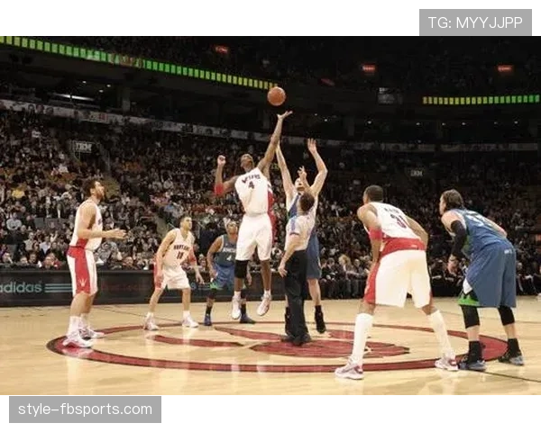 全面解析篮球比赛开始规则中的跳球流程与站位要求